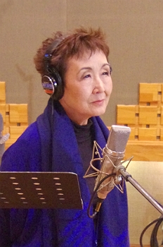 レコーディング中の加藤登紀子