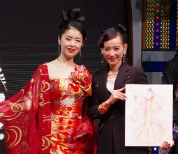 篠原ともえがデザインしたドレスを着た藤あや子（左）とデザイン画を手にする篠原ともえ