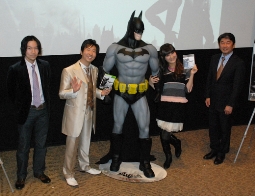 「バットマン：アーカム・シティ」発売イベント、左より山口氏、有村、椿姫、福田GM