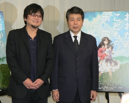 「おおかみこどもの雨と雪」製作発表に出席した細田監督（左）と奥田Ｐ（右）