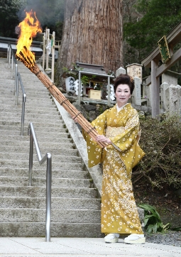大月みやこ、京都・由岐神社でヒット祈願
