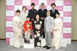 由紀さおり（後列左端）主題歌を歌う映画「くじけないで」完成披露試写会に出席