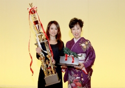 グランドチャンピオンに輝いた高橋美穂さん（左）とゲスト出演した原田悠里