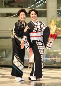 中村玉緒（左）が田川寿美（右）の着物をプロデュース