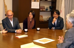 文化庁を表敬訪問した小山薫堂氏（右奥）、セルジュ・ブロック氏（左男性）