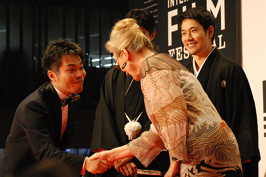 メリルと握手するのは『聖の青春』監督の森義隆、後ろは松山ケンイチ.jpg
