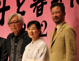 『母と暮せば』クランクアップ会見（左より山田洋次監督、吉永小百合、浅野忠信）