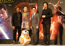 『スター・ウォーズ』会見（左よりボイエガ、リドリー、エイブラムス、ドライバー、前はBB－8）