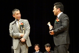 左から橋口監督、新人男優賞の篠原篤