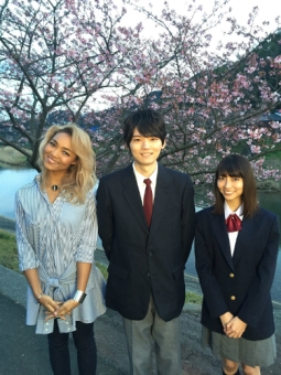 左からＣｒｙｓｔａｌ　Ｋａｙ、古川雄輝、小島梨里杏