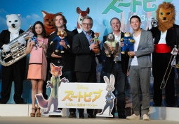 左より上戸、バイロン、リッチ、クラーク、高橋の各氏（後ろはズーラシアンブラス）