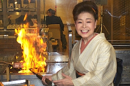 鰹の藁焼きに挑戦する中村美律子