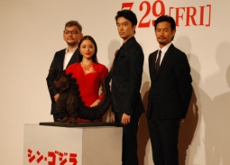 『シン・ゴジラ』記者会見（左より庵野監督、出演の石原、長谷川、竹野内）