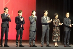 東宝『火花』完成披露試写会に菅田将輝(中央左)ら