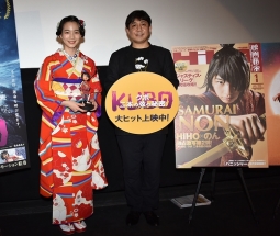 『KUBO』について語り合ったのん（左）と岩田編集長