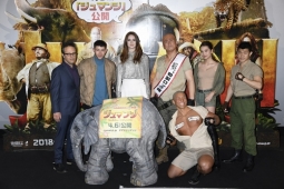 『ジュマンジ／ウェルカム・トゥ・ジャングル』上映にカレン・ギラン（左から3人目）ら登場