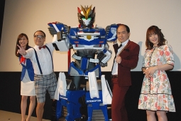 左より笹川友里アナウンサー、たかし、サイクロンインターセプター、斎藤、内田