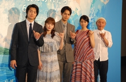 左より伊藤、川栄、片寄、松本、湯浅監督