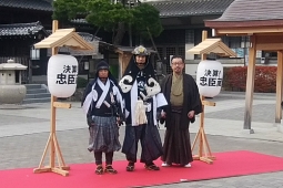左から岡村隆史、堤真一、中村義洋監督