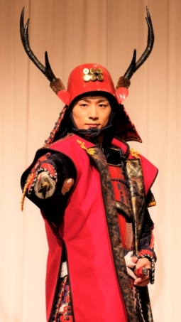 真田幸村の赤い甲冑を着て登場した真田ナオキ