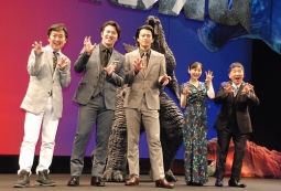 『ゴジラvsコング』ジャパンプレミアに出席した小栗旬（中央）と吹替キャストのメンバー