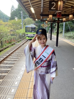 鞍馬駅１日駅長を務めた葵かを里