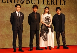『THE LEGEND ＆ BUTTERFLY』会見(左から古沢、木村、綾瀬、大友監督)