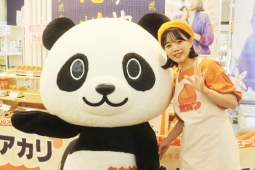 ソロデビュー記念イベントを行った山西アカリ（左は和歌山観光PRキャラクターのわかぱん）