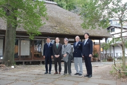 左から設楽、石阪、牧山桂子、牧山圭男、吉村の各氏