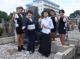 三波春夫さんの墓前で（後左から）東京力車の田井裕一、白上一成、石橋拓也（前左から）川中美幸、三波美夕紀