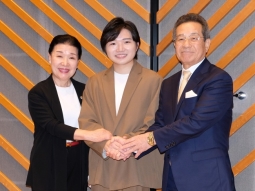 左からさわだすずこ氏、小山雄大、弦哲也氏