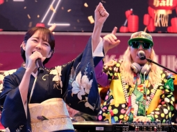 丘みどり（左）、ＤＪ　ＫＯＯ（右）