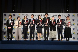 授賞式の模様（左端がオリコン⼩池恒社長、右端がNetflix竹田珠恵氏)