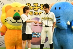『たべっ子どうぶつ THE MOVIE』イベント開催(左から、らいおんくん・松田元太・水上恒司・ぞうくん)