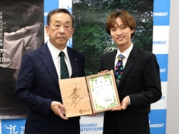 黒木保隆椎葉村村長（左）青山新（右）