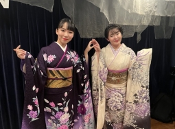 ジョイントライブを行った梅谷心愛（左）、朝花美穂（右）