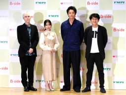 左から小原ブラス、奥津マリリ、小栗旬、鈴木裕介