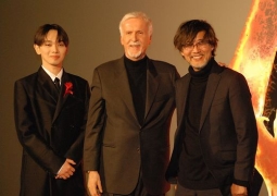 左より宮世、キャメロン監督、山崎監督