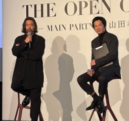 左から山田孝之、伊藤主税