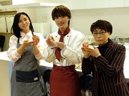 左から吉木りさ、青山新、麻こよみ