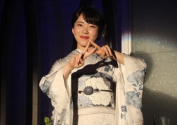 自身考案の新曲ポーズを披露する梅谷心愛