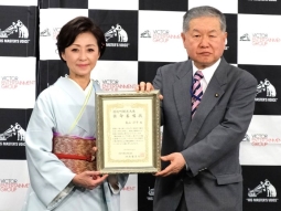 長山洋子（左）、佐藤良友・羽後町観光物産協会会長（右）