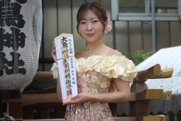 ヒット祈願を行った岩佐美咲