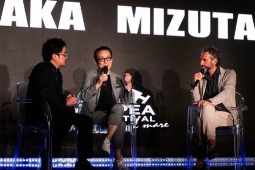 セレモニーに登壇した水谷豊監督(中央)