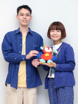 EPの主人公レレの人形を手にするインナージャーニーの本多秀(左)とカモシタサラ