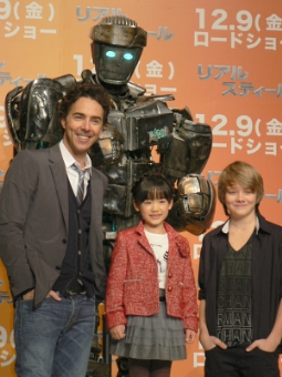 「リアル・スティール」 左よりレヴィ監督、芦田、ダコタ、後ろはロボットの“アトム”