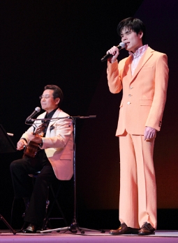 清水博正（写真右）、生まれ故郷・渋川で初のコンサート開催