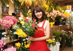 吉井怜が主演映画の役柄にちなんで花屋で一日店長、DVD＆BD発売をPR