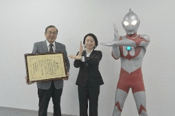 ウルトラマンと共に写真撮影した大岡社長と小笠原警務部長