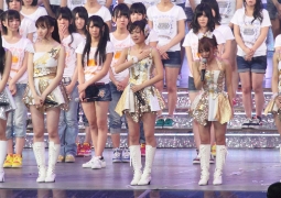 AKB48からの卒業を発表し号泣する前田敦子（中央）